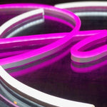 LED-neonskilt «Disco» nærbilde av rosa LED-rør og hvit ringkant