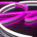 LED-neonskilt «Disco» nærbilde av rosa LED-rør og hvit ringkant