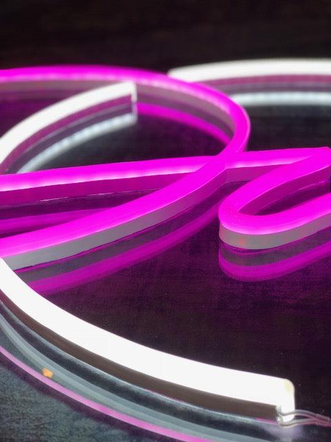 LED-neonskilt «Disco» nærbilde av rosa LED-rør og hvit ringkant