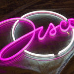 LED-neonskilt «Disco» med rosa og hvit lys, buet skrift