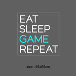 LED-neonskilt med «EAT SLEEP GAME REPEAT»; GAME i skyblått skrift