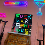 Speil med LED-neonskilt, tekst «FUCK WAR W@NT LOVE» i neonfarger