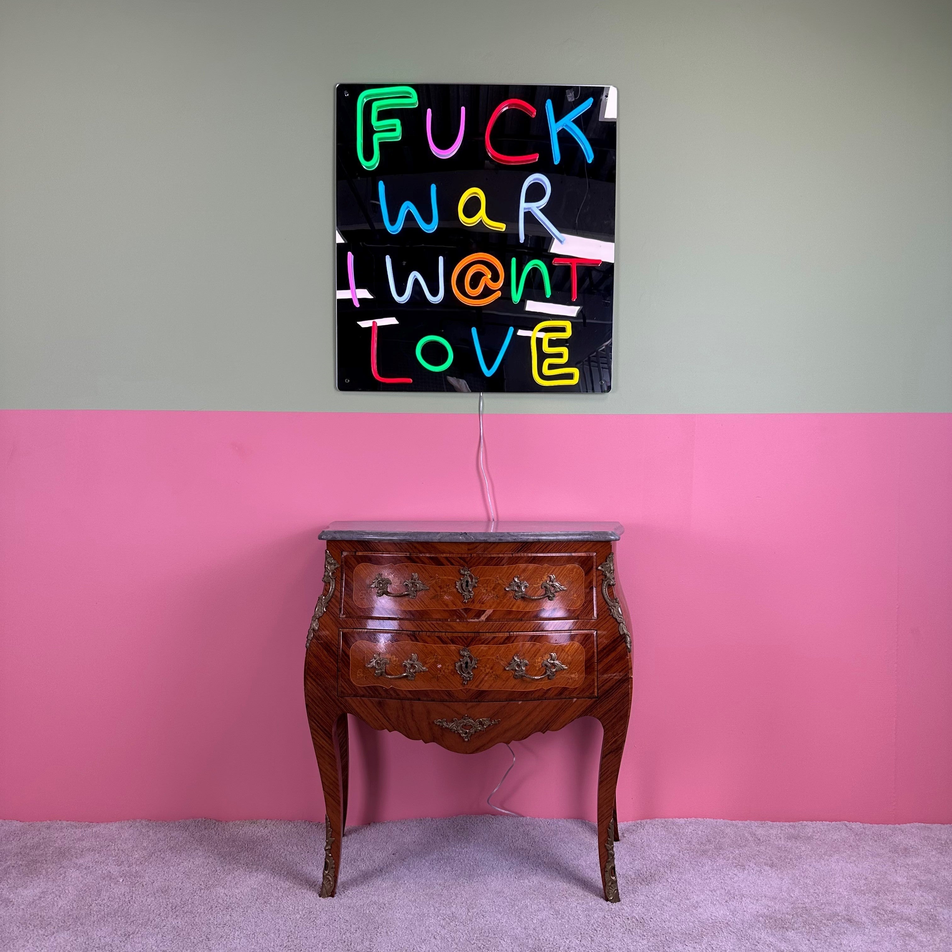 Sett et kraftig statement i rommet med 'fuck war' speil med led neonskilt. Dette er ikke bare et skilt, det er et samtalestykke som sender et tydelig budskap med sin lysende tekst. Perfekt for de som ønsker å formidle en holdning med stil. Skiltet kombinerer det beste av neonteknologi og moderne estetikk, og tilbyr et flerfarget design som er sikker på å vekke oppmerksomhet.