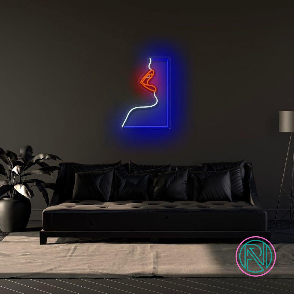 Skap en unik stemning med vårt 'face' led neonskilt. Med et kult og moderne design, passer dette skiltet perfekt for å lyse opp rommet og tilføre karakter til enhver innendørs setting.