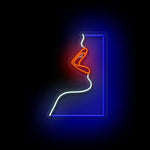 LED neonskilt i ansiktsform: blå ramme, rød og hvit kontur.