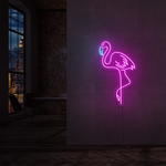 Skap et tropisk paradis med vårt 'flamingo tropisk' led neonskilt. Den varme rosa og isblå fargen gir et friskt pust til ditt rom, ideelt for å fremheve en unik og moderne stemning i din forretning eller hjem.