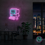 LED neonskilt i form av gammel datamaskin, rosa og blå konturer.