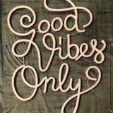 LED neonskilt med tekst «Good Vibes Only» i rosa skrift, firkantet.