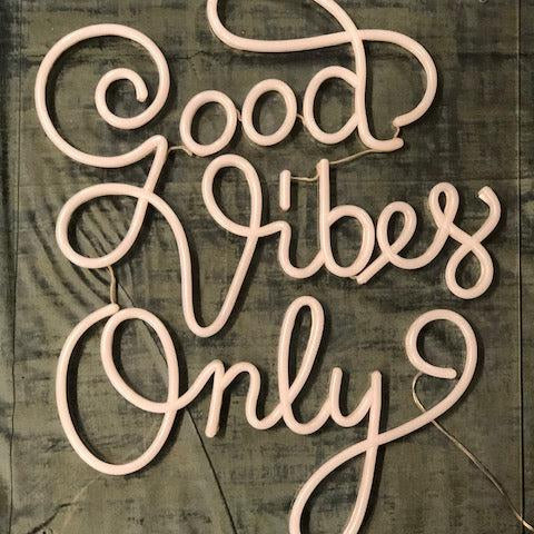 Skap en positiv atmosfære med vårt 'good vibes only' led neonskilt. Et must-have for alle moderne rom som ønsker en touch av optimisme og stil. Med sin tiltalende kongeblå farge og moderne design, bringer dette neonskiltet liv til ditt interiør og oppmuntrer til en glad og innbydende stemning.