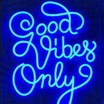 LED neonskilt med tekst «Good Vibes Only» i blått lys, firkantet.