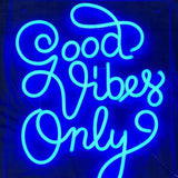 LED neonskilt med tekst «Good Vibes Only» i blått lys, firkantet.
