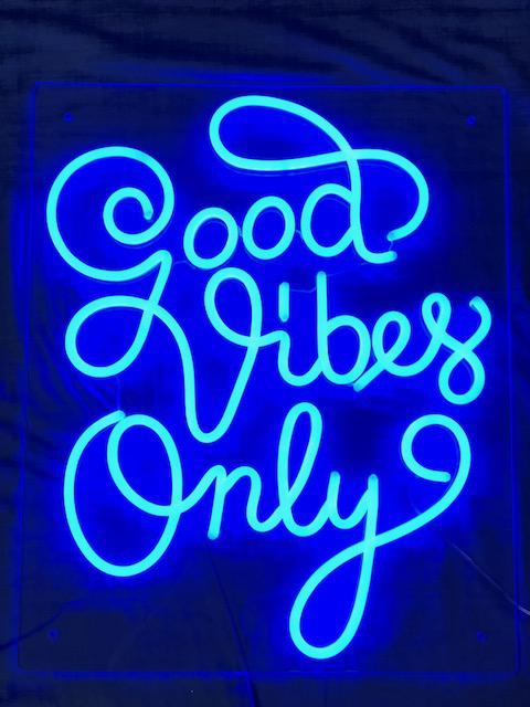 LED neonskilt med tekst «Good Vibes Only» i blått lys, firkantet.