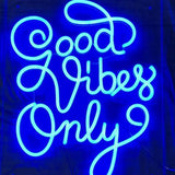 LED neonskilt med tekst «Good Vibes Only» i lyseblå skrift, firkantet.