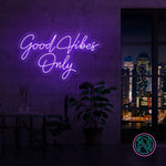 LED-neonskilt med teksten «Good Vibes Only», sterkt lilla lys