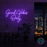 LED-neonskilt med teksten «Good Vibes Only», sterkt lilla lys