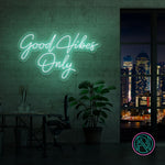 LED-neonskilt med teksten «Good Vibes Only», grønt lys