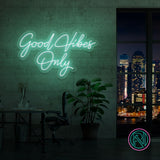 LED-neonskilt med teksten «Good Vibes Only», grønt lys
