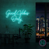 LED neonskilt med «Good Vibes Only» i turkis skrift.
