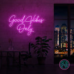 LED neonskilt med «Good Vibes Only» i lilla skrift.