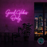 LED neonskilt med «Good Vibes Only» i lilla skrift.