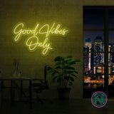 LED neonskilt med «Good Vibes Only» i gul skrift.