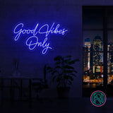 LED neonskilt med «Good Vibes Only» i blå skrift.