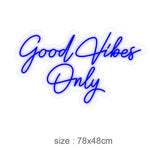 LED neonskilt «Good Vibes Only» i blått, størrelse 78x48 cm.