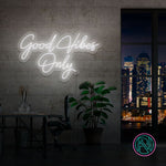 LED-neonskilt med teksten «Good Vibes Only», hvitt lys