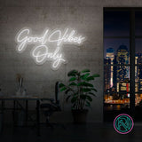LED-neonskilt med teksten «Good Vibes Only», hvitt lys