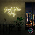 LED-neonskilt med teksten «Good Vibes Only», lyst gult lys