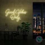 LED-neonskilt med teksten «Good Vibes Only», lyst gult lys