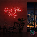 LED-neonskilt med teksten «Good Vibes Only», rødt lys