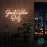 LED-neonskilt med teksten «Good Vibes Only», varmt hvitt lys