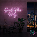 LED-neonskilt med teksten «Good Vibes Only», lilla lys