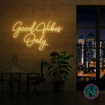 LED-neonskilt med teksten «Good Vibes Only», gult lys