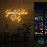 LED-neonskilt med teksten «Good Vibes Only», gult lys