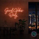 LED-neonskilt med teksten «Good Vibes Only», oransje lys