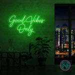 LED-neonskilt med teksten «Good Vibes Only», grønt lys