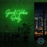 LED-neonskilt med teksten «Good Vibes Only», grønt lys