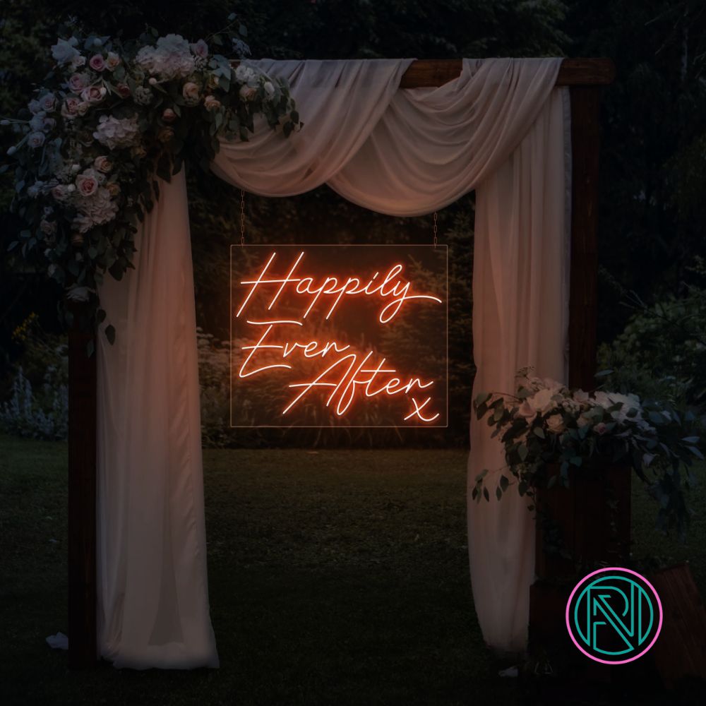 LED-neonskilt med teksten «Happily Ever After» i oransje neon, med liten X
