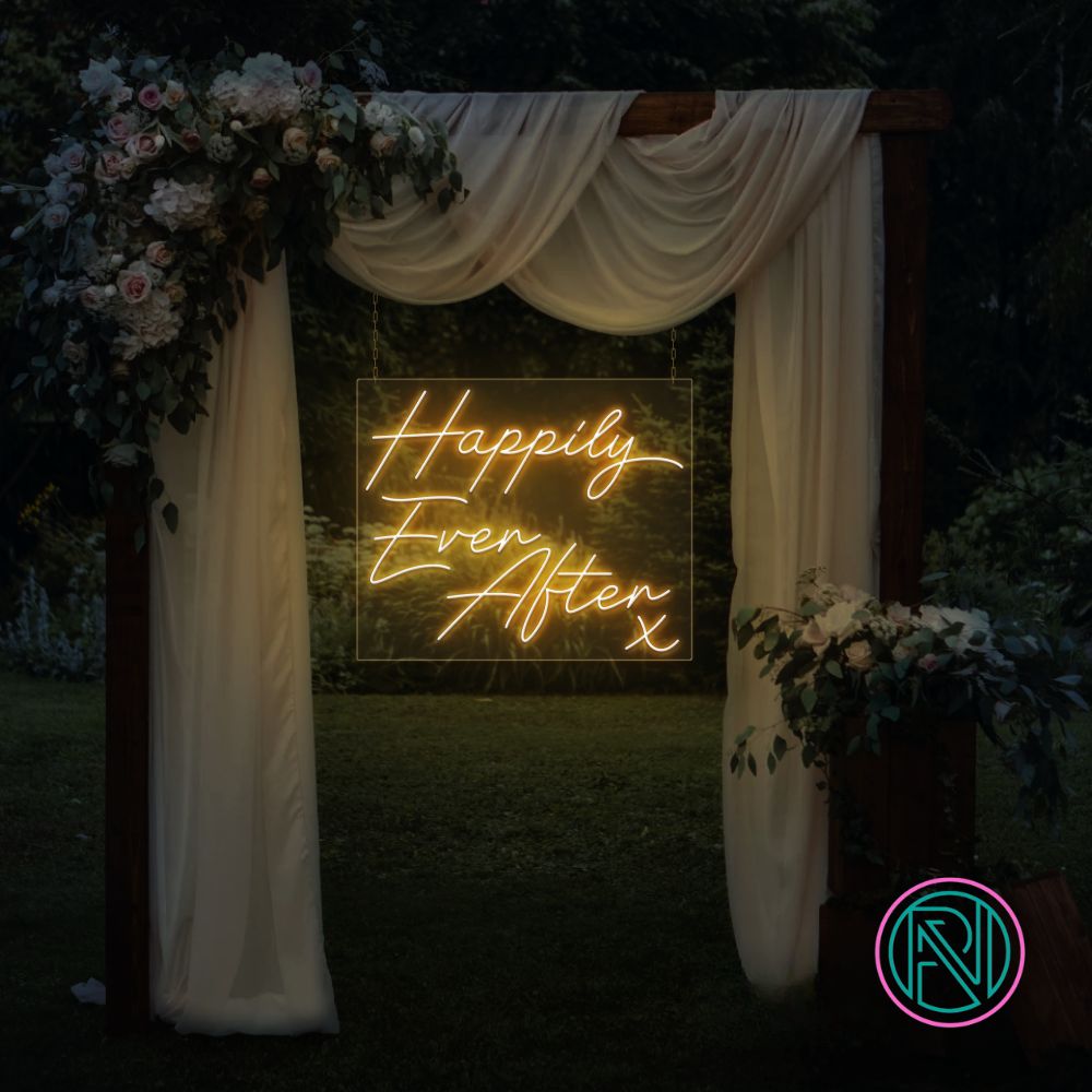 Led neonskilt med «Happily Ever After» i varmt gult lys
