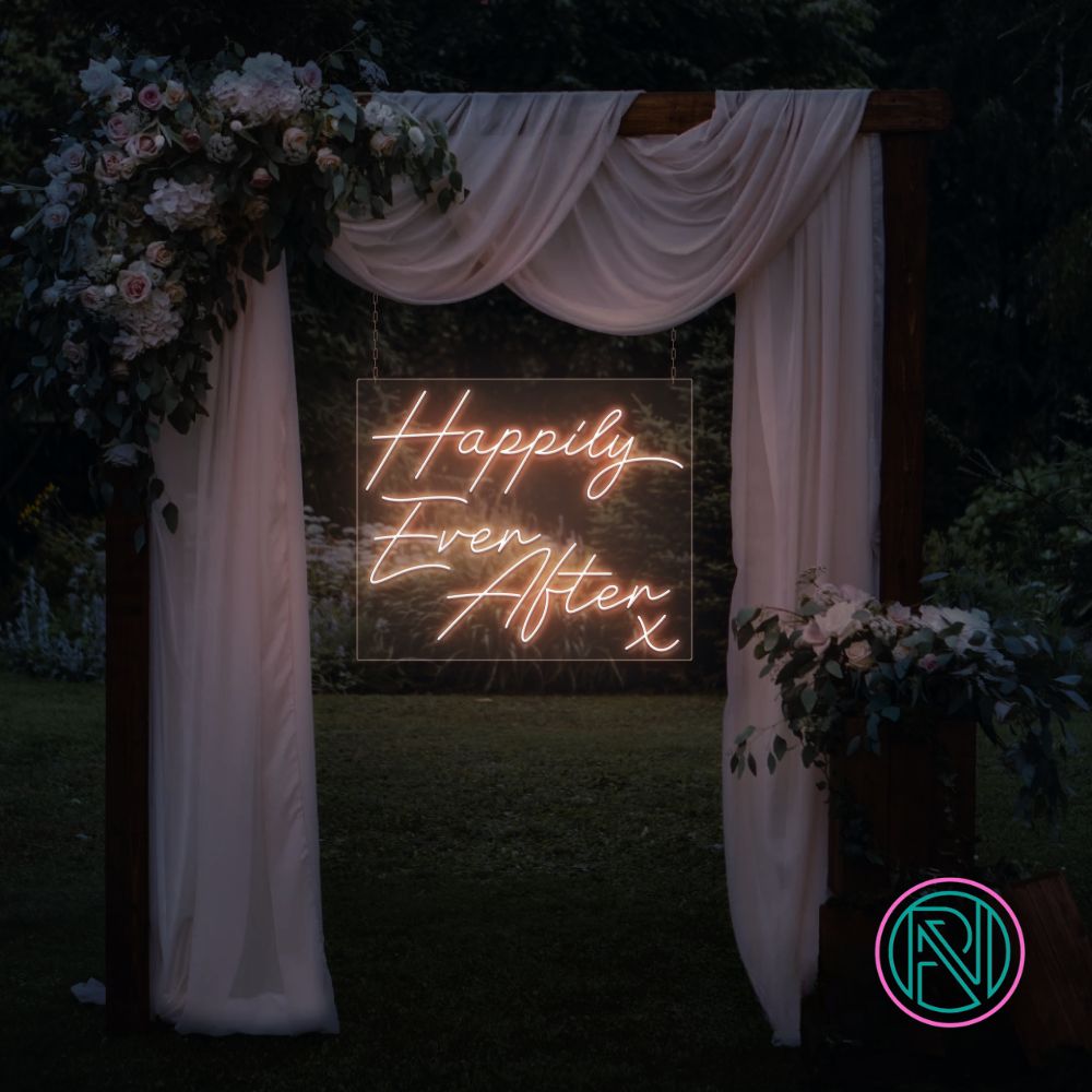 Led neonskilt med «Happily Ever After» i lys oransje lys
