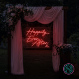Led neonskilt med «Happily Ever After» i rødt lys