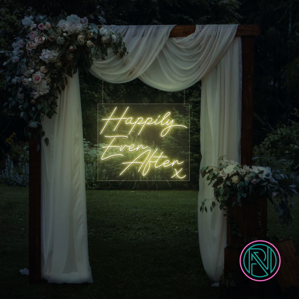LED-neonskilt med teksten «Happily Ever After» i varm gul neon, med liten X