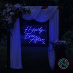 LED-neonskilt med teksten «Happily Ever After» i lys blå neon, med liten X