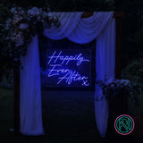 LED-neonskilt med teksten «Happily Ever After» i lys blå neon, med liten X