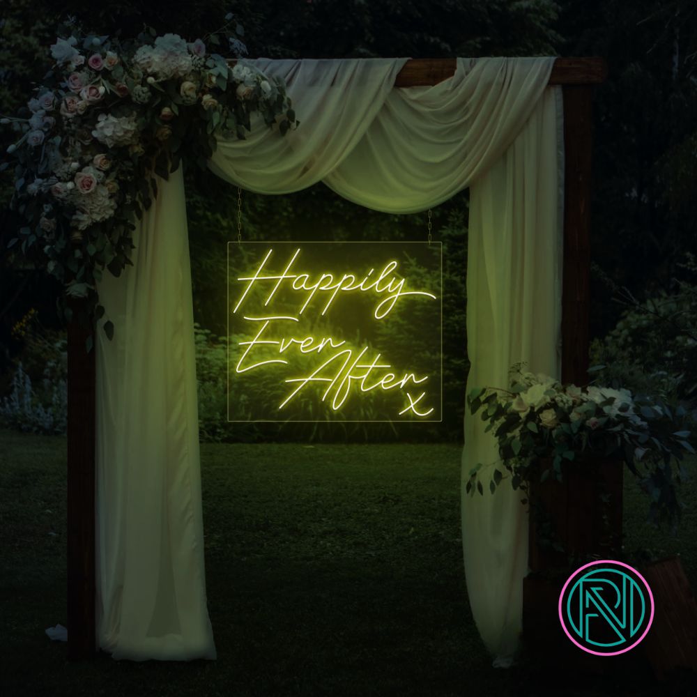 LED-neonskilt med teksten «Happily Ever After» i lys gul neon, med liten X