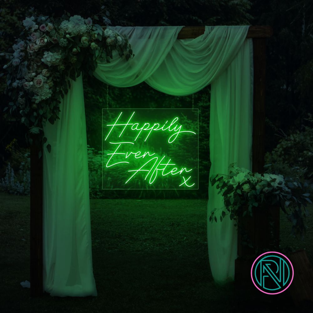 LED-neonskilt med teksten «Happily Ever After» i grønn neon, med liten X