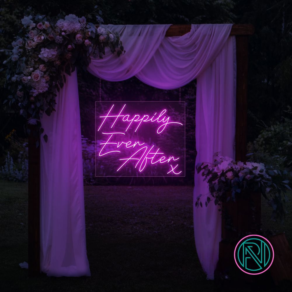 LED-neonskilt med teksten «Happily Ever After» i lilla neon, med liten X