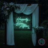 LED-neonskilt med teksten «Happily Ever After» i blågrønn neon, med liten X